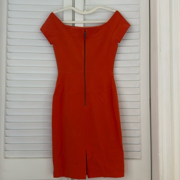 Alice + Olivia Aleah Off-Shoulder Midi Bodycon Dress in Orange - Picture 5 of 7